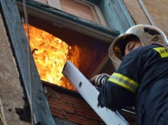 Συναγερμός στην Ελευσίνα: Φωτιά σε διαμέρισμα