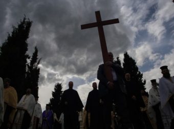 Καιρός σήμερα 15/4: Ανάσταση… με βροχές και χιόνια – Οι συνθήκες ανήμερα της Κυριακής του Πάσχα