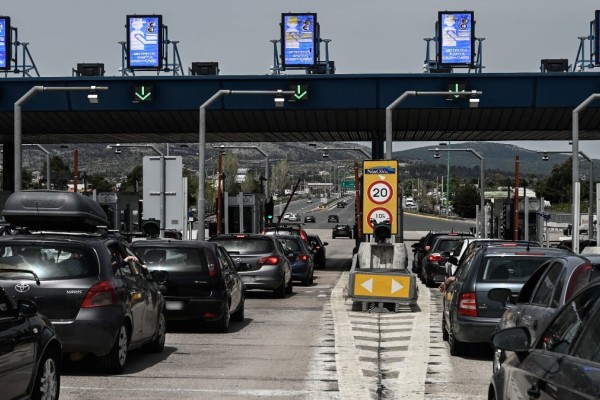 Με ταλαιπωρία και ουρές χιλιομέτρων η επιστροφή των εκδρομέων του Πάσχα – Περίπου 2 εκατ. Αθηναίοι έφυγαν το τριήμερο! (video)