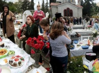 Το ταφικό έθιμο των Ποντίων την Κυριακή του Θωμά: Ο λόγος που στρώνουν τραπέζι πάνω σε μνήματα (video)